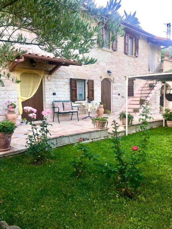 B&B Il Poggetto Serra SantʼAbbondio Buitenkant foto