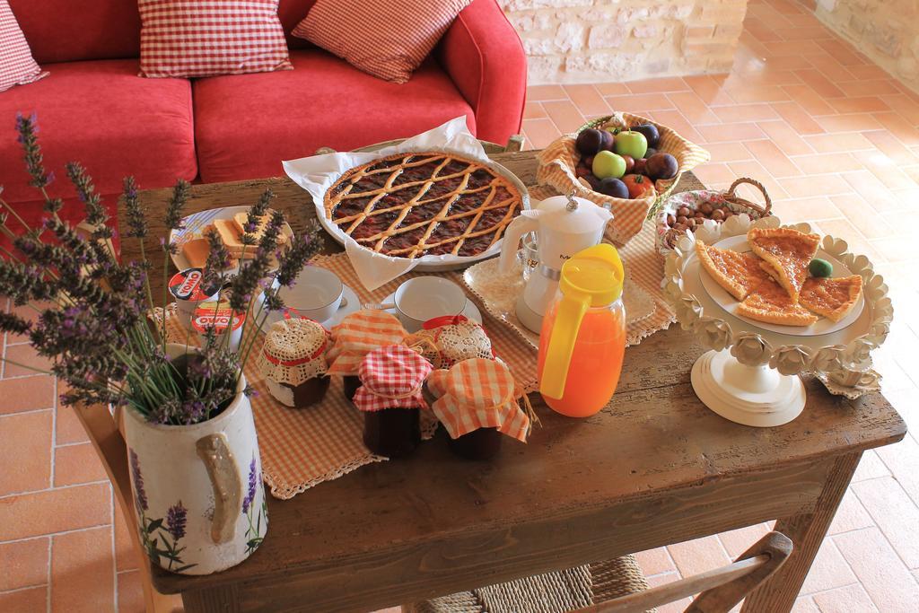 B&B Il Poggetto Serra SantʼAbbondio Buitenkant foto