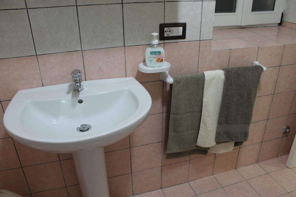 B&B Il Poggetto Serra SantʼAbbondio Kamer foto