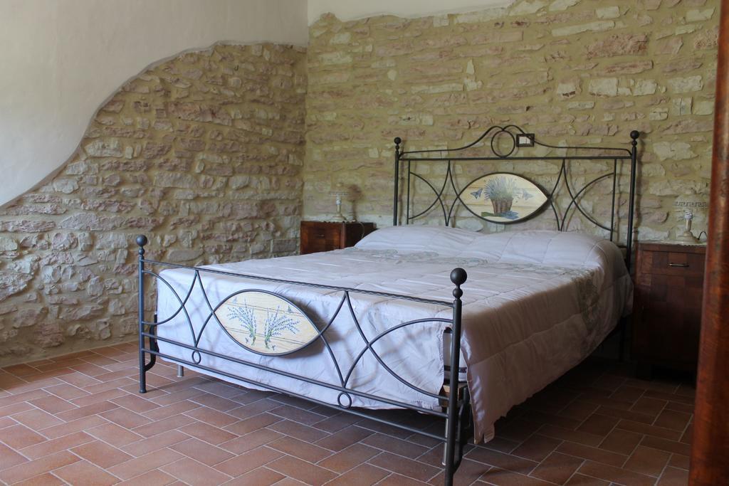 B&B Il Poggetto Serra SantʼAbbondio Kamer foto
