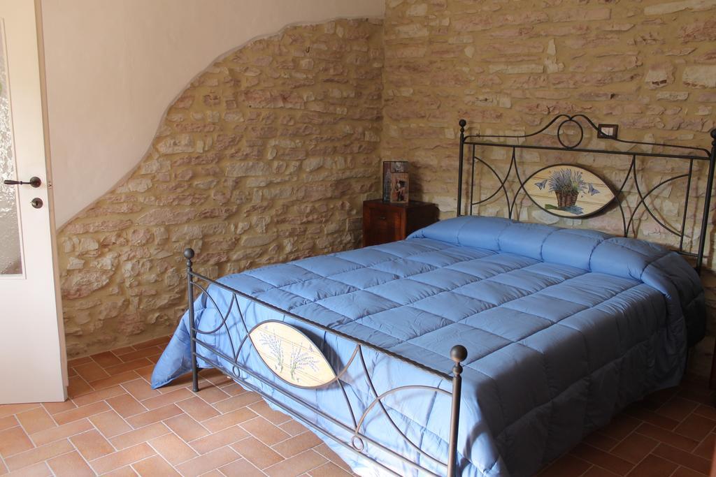 B&B Il Poggetto Serra SantʼAbbondio Kamer foto